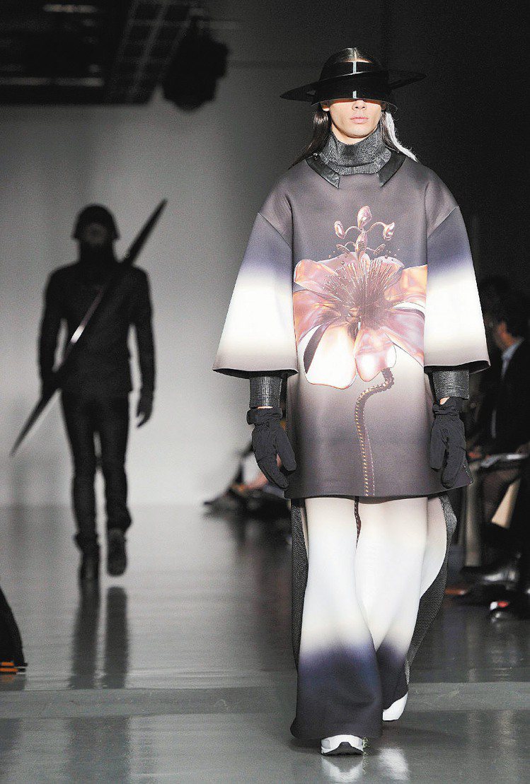 華裔新銳品牌Kay Kwok取材外太空，如外星長老的長袍滿是外星人或太空植物印花...