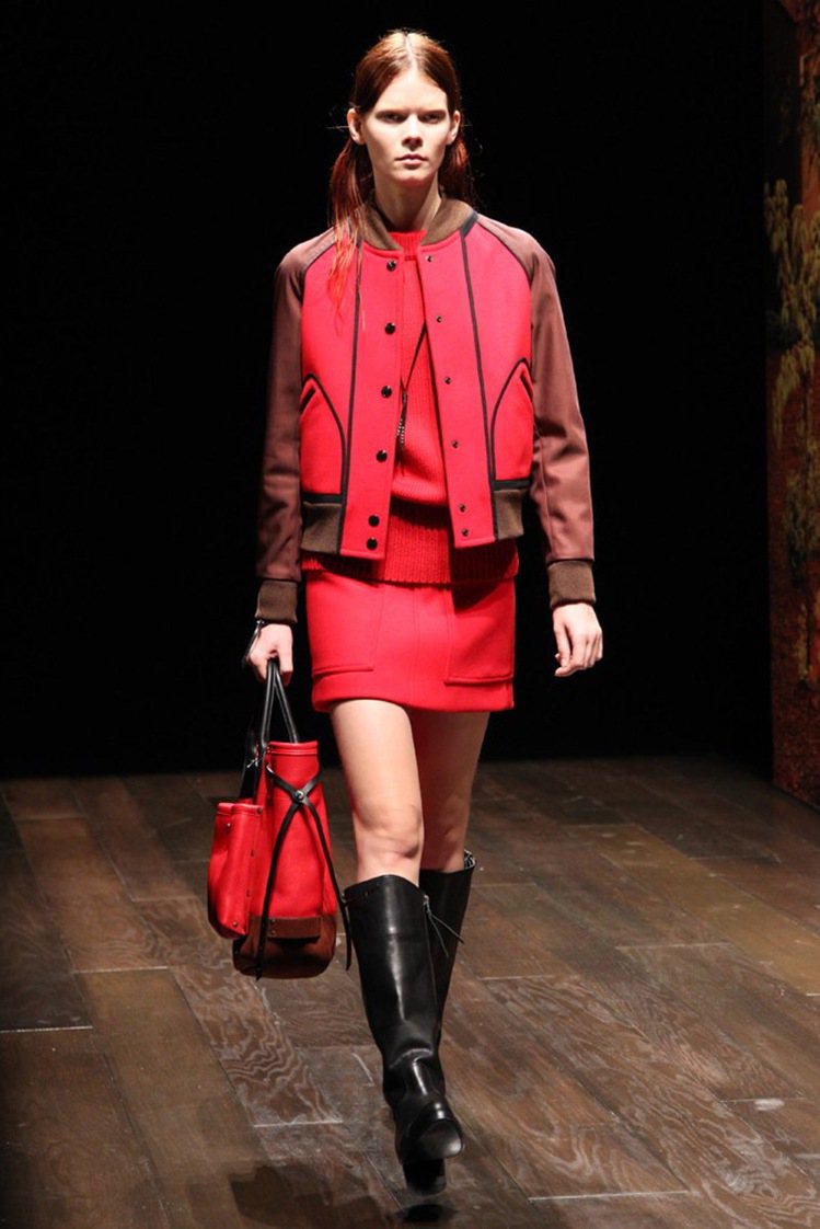COACH首度登紐約時裝周，大膽運用紅色調秀出俐落風格。圖／摘自WWD