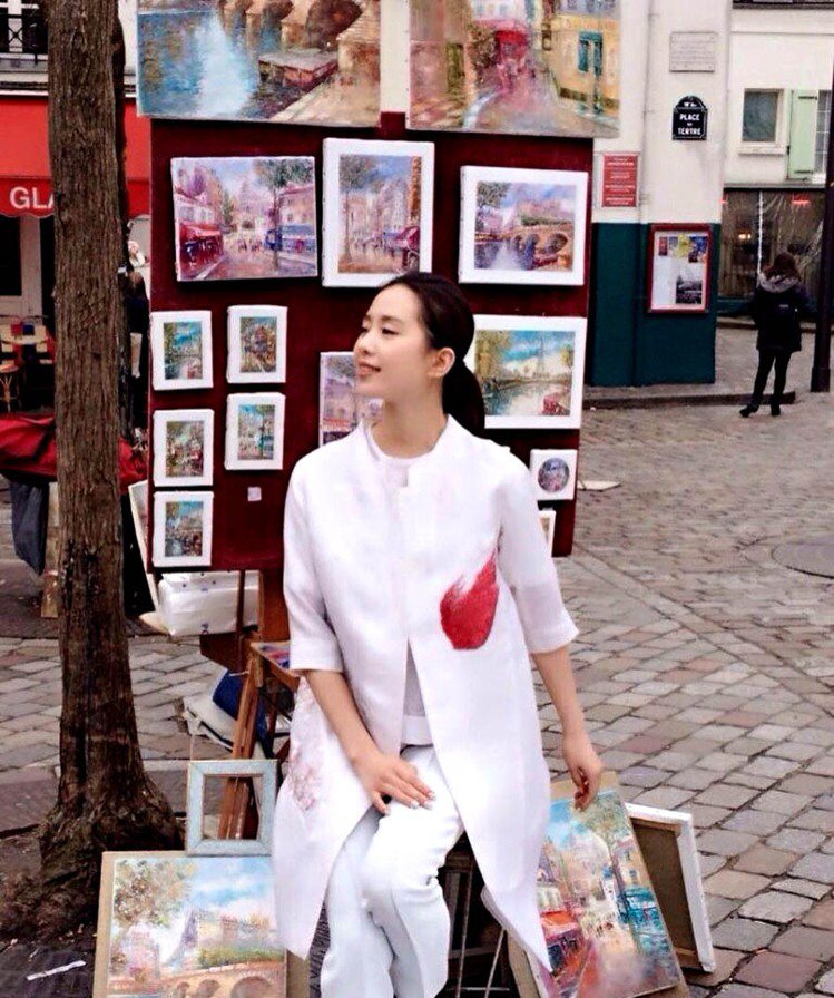 劉詩詩日前穿著夏姿品牌服裝，於充滿藝術氣息的巴黎街頭街拍，為看秀暖身。圖／夏姿提供