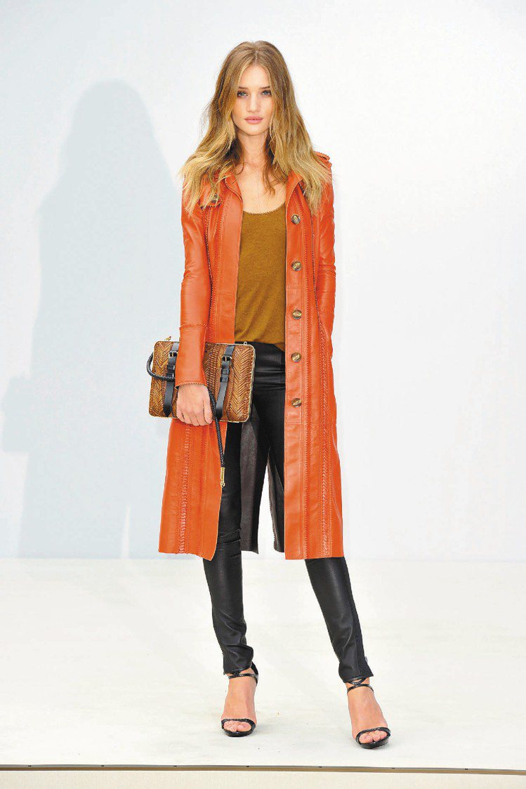 蘿西杭廷頓穿Burberry風衣，展現時尚優雅。圖／Burberry提供