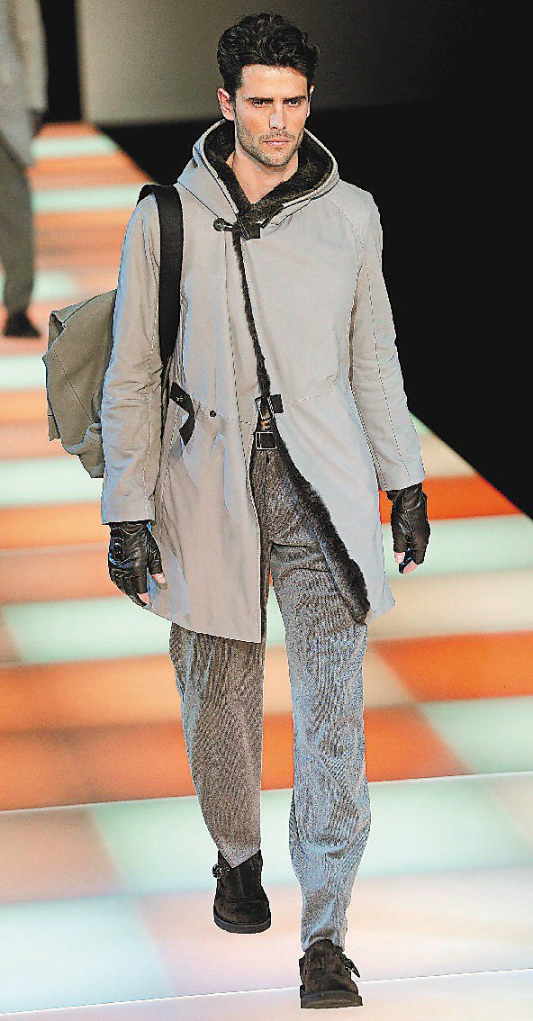 Giorgio Armani以針織羊毛、花呢布、天鵝絨與皮革等為秋冬主要素材。圖／歐新社