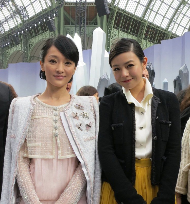 陳妍希(右)和周迅是香奈兒大秀上的亞洲貴賓。圖／CHANEL提供