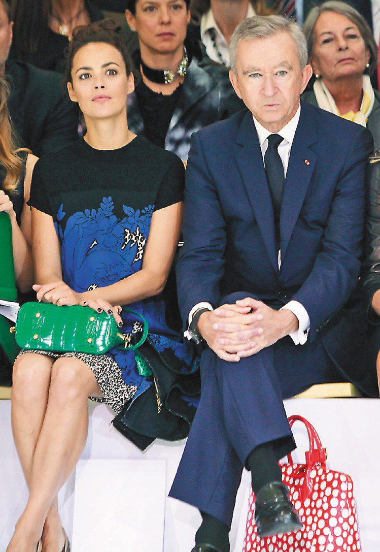 LVMH總裁Bernard Arnault(右)與法國女星Berenice Bejo出席看秀。圖／美聯社