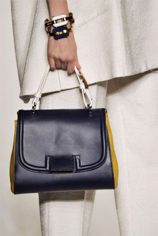 Fendi SILVANA Bag，復古外型、藍黃配色精緻可愛。圖／達志影像提供