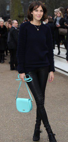 Alexa Chung在倫敦秋冬時裝周上帶著Burberry的亮藍色小包出席品牌大秀。圖／達志影像提供