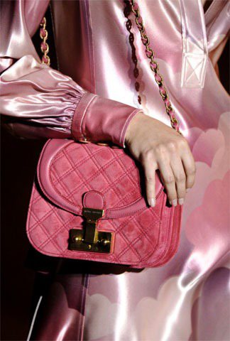 Marc Jacobs以桃紅麂皮布料稜格紋打造出些許仿舊風格的包款。圖／達志影像提供