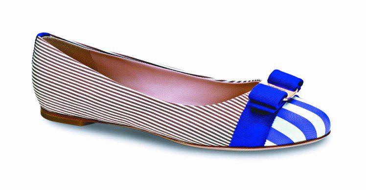 Ferragamo最經典的平底鞋，條紋設計頗有海軍風。圖／業者提供