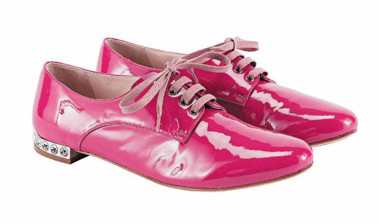 Miu Miu中性鞋款，運用活潑的桃紅色，打造出青春品味。圖／業者提供