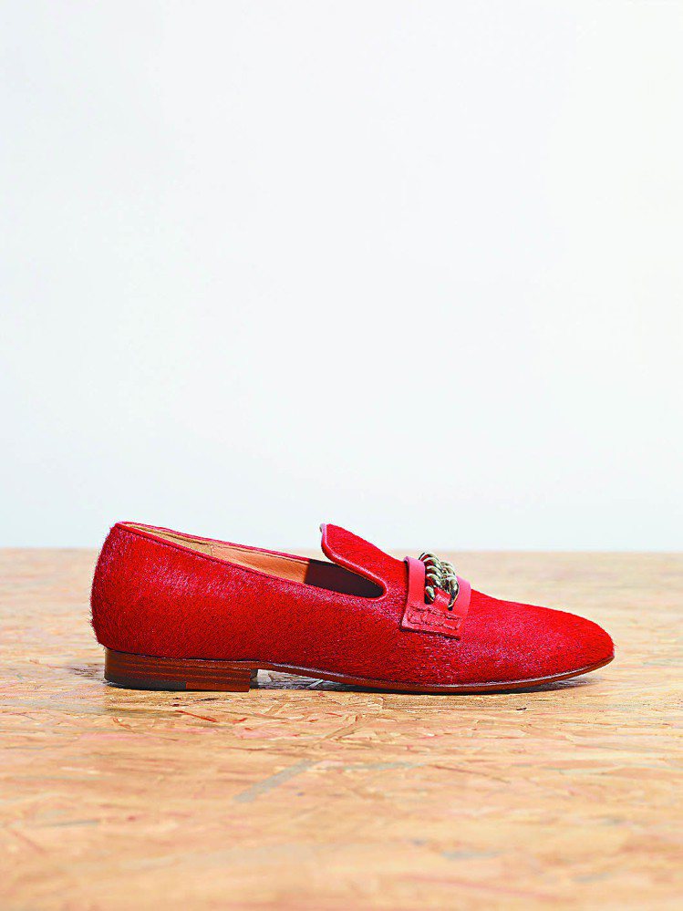 Celine 春夏中性鞋款，彷若皮鞋般設計，打造出精美質感。圖／業者提供