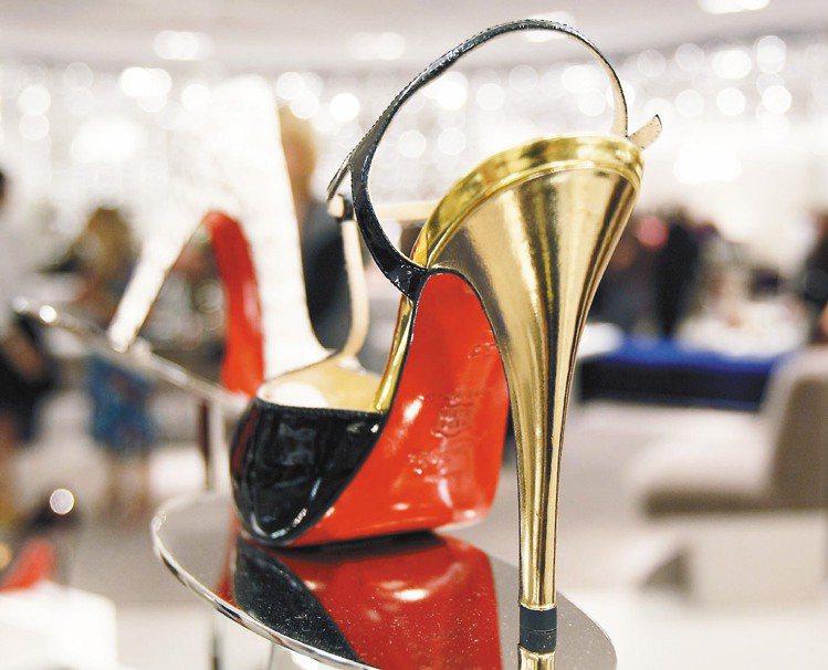 Louboutin宣稱擁有紅鞋底的商標權，在時尚圈引發連鎖效應。圖／法新社