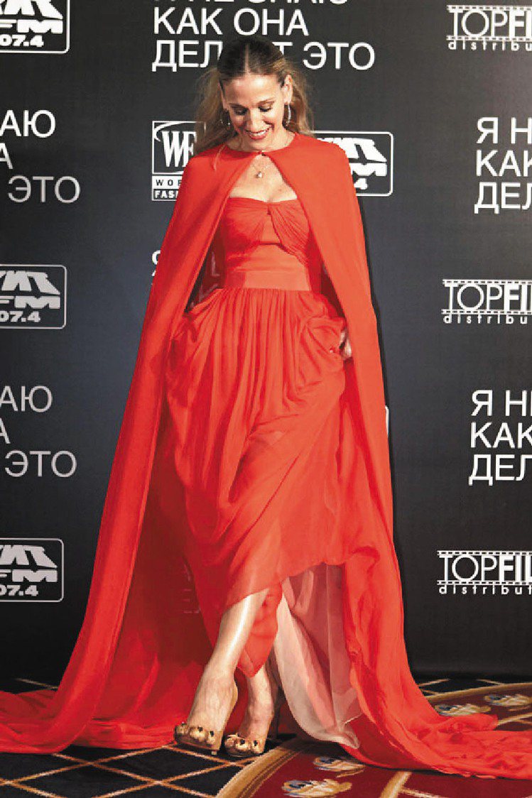 「慾望城市」女主角莎拉潔西卡派克在出席電影首映時，也穿著Christian Louboutin獅爪紅底鞋。圖／摘自網路