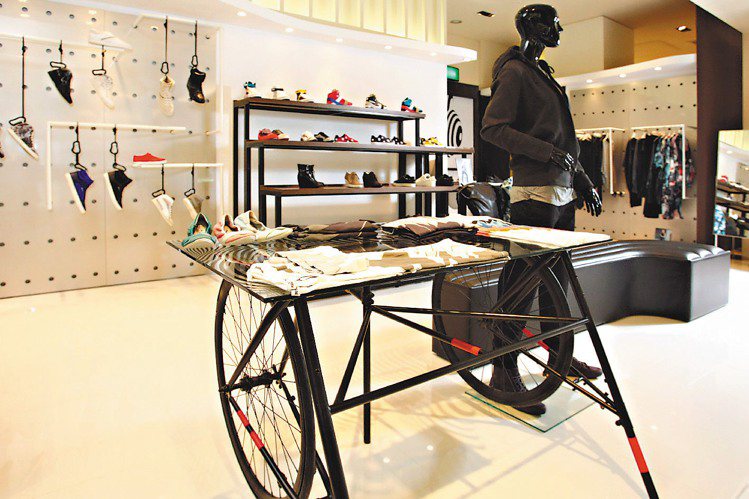 PUMA黑標專賣店以黑白色調貫穿整體空間設計，懸吊式的鞋款陳列與腳踏車展示台，也呼應著合作設計師的設計特色。記者徐世經／攝影