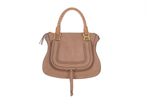 Chloé 2010年春季推出的Marcie bag，簡潔流線帶著70年代民俗風格的色彩與輪廓讓其成為經典包款之一。 圖／Chloé提供