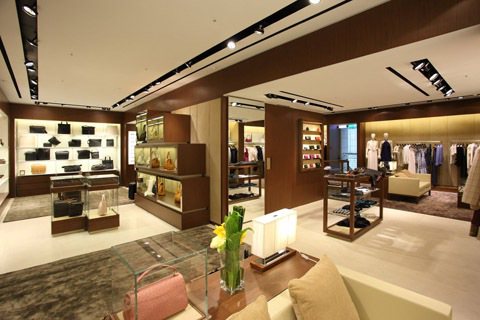 全台最大150坪數店面提供適的購物環境，嶄新的沙發設計及陳列空間，讓購物成為一種優雅享受。