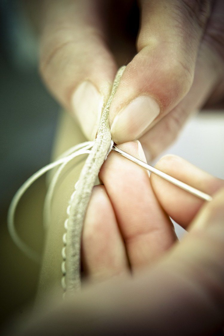 TOD'S堅持傳統工藝，以手工縫製皮革配件。圖／迪生提供