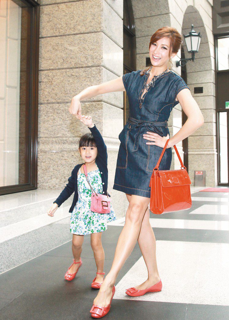 李詠嫻和女兒Makayla穿粉紅色Roger Vivier鞋，展現相同的時尚品味。記者徐世經／攝影