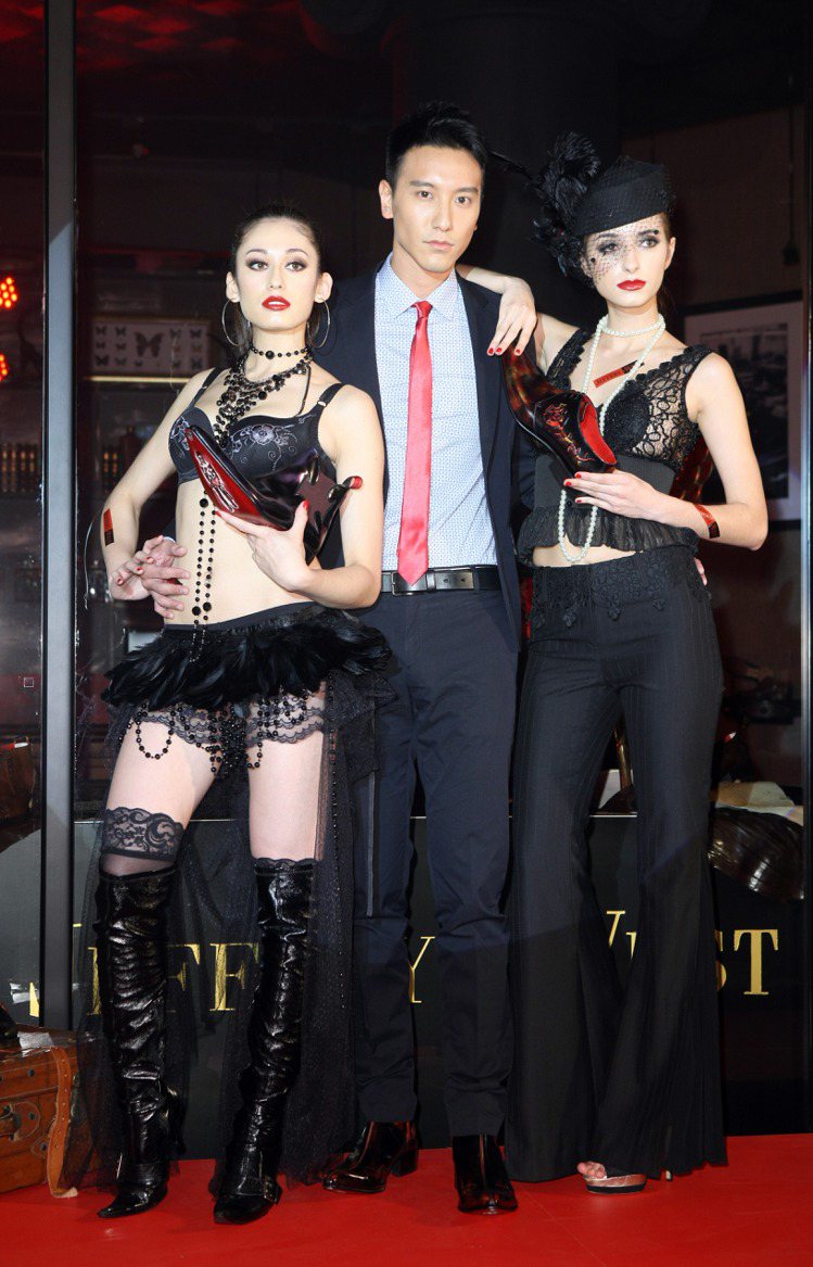 英國經典男鞋鞋Jeffery West於台北開設旗艦店，邀請王陽明（中）與性感模特兒於櫥窗內上演火辣性感秀。記者陳立凱／攝影