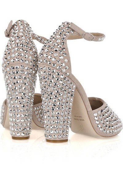 鞋跟上鑲嵌著華貴的珠寶，這是 Zanotti 一貫的奢華。圖／擷取自chictopia.com