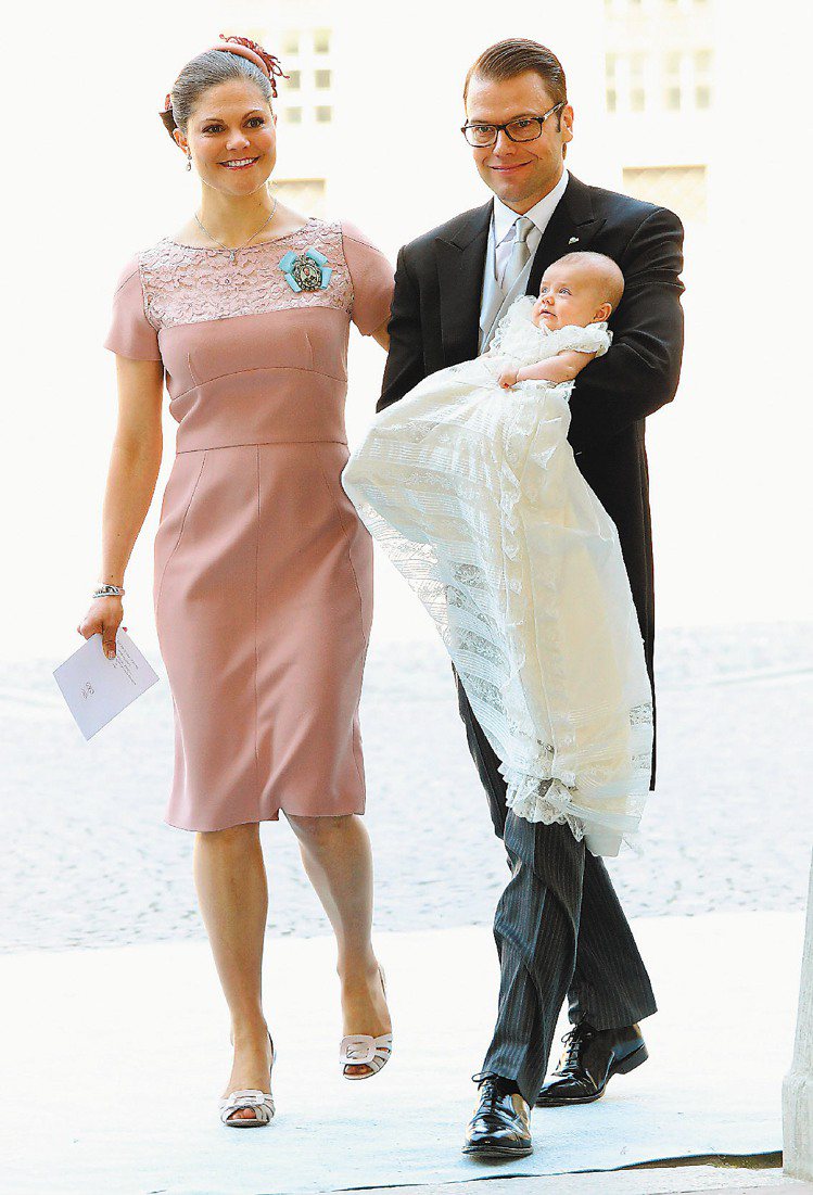 瑞典公主維多莉亞(左)穿Roger Vivier鞋，出席女兒的受洗典禮。圖／迪生提供