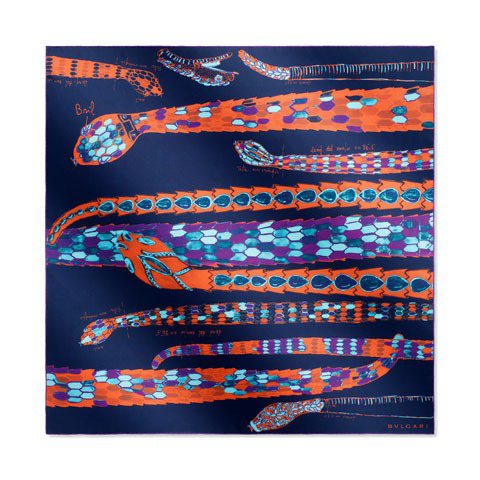 Serpenti 絲巾，圖案源自60年代晚期的腕表草圖，五彩斑斕手繪感的蛇形，別有童趣，2萬4,400元。圖／BVLGARI提供