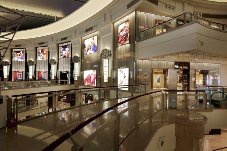 MIU MIU 台北101購物中心開設全新旗艦店，此店點為品牌在台灣最大的一家門市，亦為 MIU MIU 全亞洲最大獨立門市。圖／she.com.tw提供