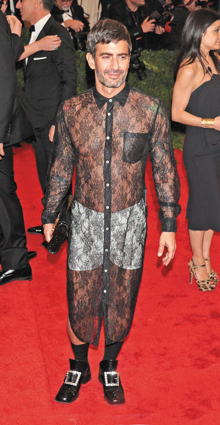 Marc Jacobs穿蕾絲裝配自家品牌方釦女鞋，十分吸睛。圖／達志影像