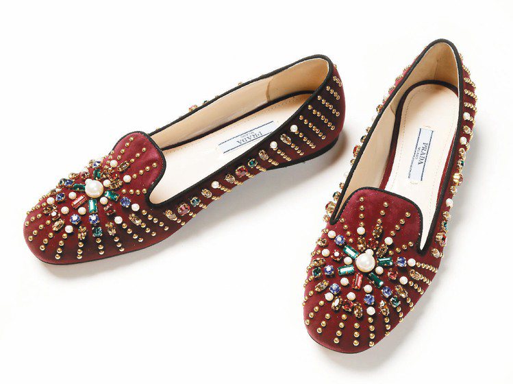 PRADA推夏日風情樂福鞋皇族寶石裝飾款，43,500元。圖／PRADA提供