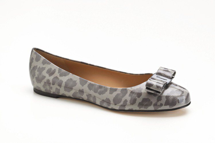 Ferragamo新推出Day To Night Varina灰色漆皮平底鞋，白天會出現豹紋，晚上則變身單一色彩，17,900元。圖／Ferragamo提供