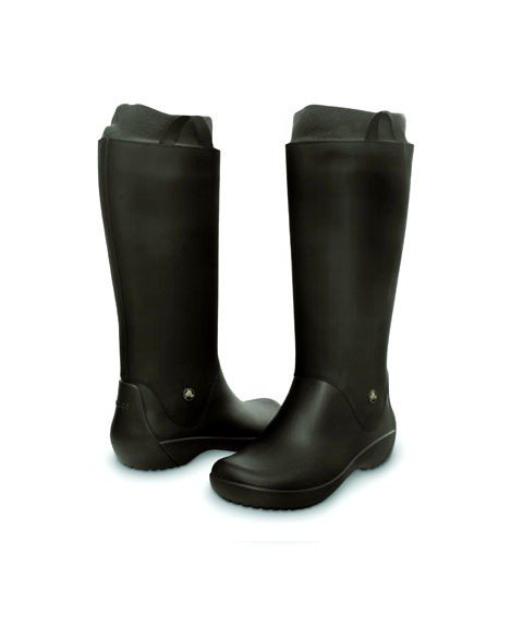 軟膠雨靴(深咖啡色)NT,080。圖／Crocs提供