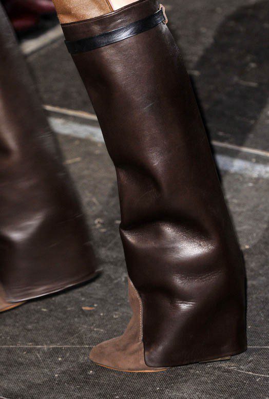GIVENCHY 2012 秋冬的皮革及膝靴線條筆直。圖／達志影像