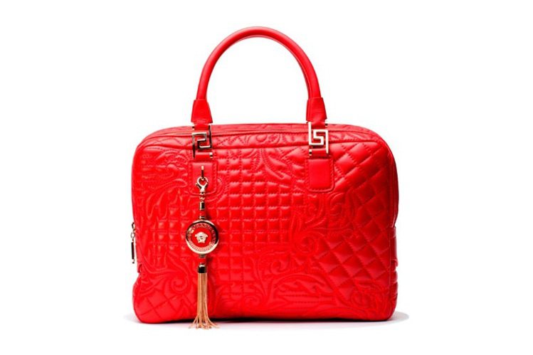 紅色長方形Vanitas手袋，飾以漂亮的巴洛克圖案及金屬流蘇。
NT$ 91,600。圖／VERSACE提供