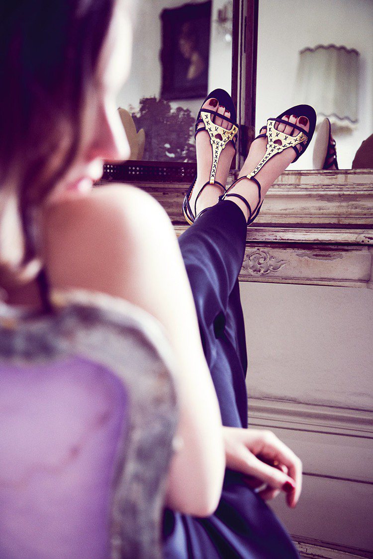 水晶與金屬薄片裝飾鞋正夯，圖為Charlotte Olympia。圖／BRAND名牌誌提供