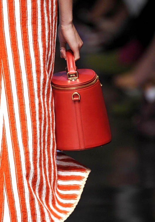 Dolce & Gabbana春夏水桶包。圖／達志影像