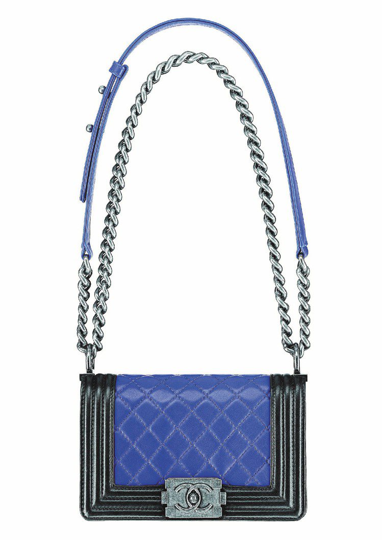 黑藍小羊皮菱格紋Boy Chanel包 ，11萬5,200元。圖／CHANEL提供非報系