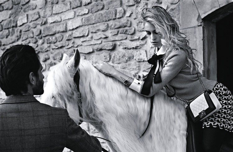 Alice Dellal在2013春夏Boy Chanel廣告中身穿針織衫、揹著大、中、小三種尺寸的新款Boy Chanel包，重現香奈兒女士最愛的馬術運動。圖／香奈兒提供