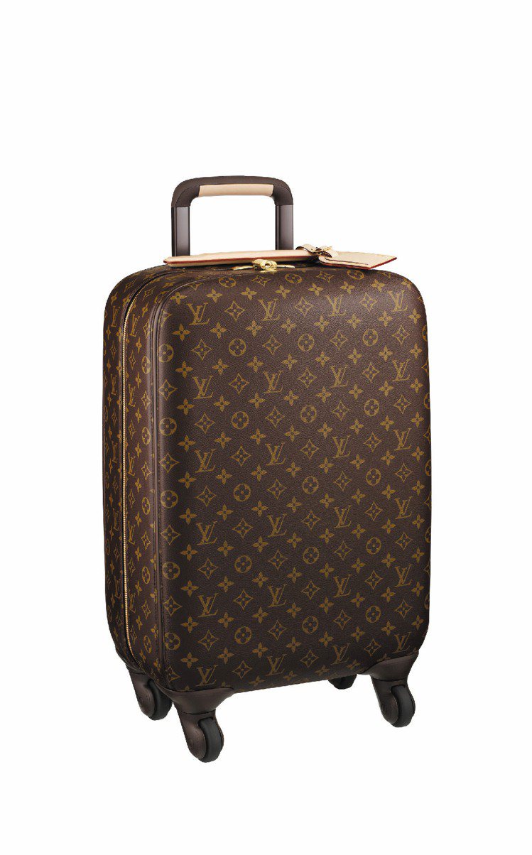 LV首度推出Monogram花紋的4輪行李箱，強調10年保固、尺寸55款，113,000元。圖／LV提供