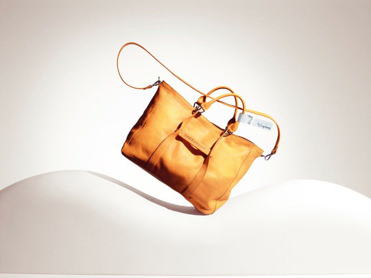 Longchamp 3D包暖蜜色款。圖／Longchamp 提供