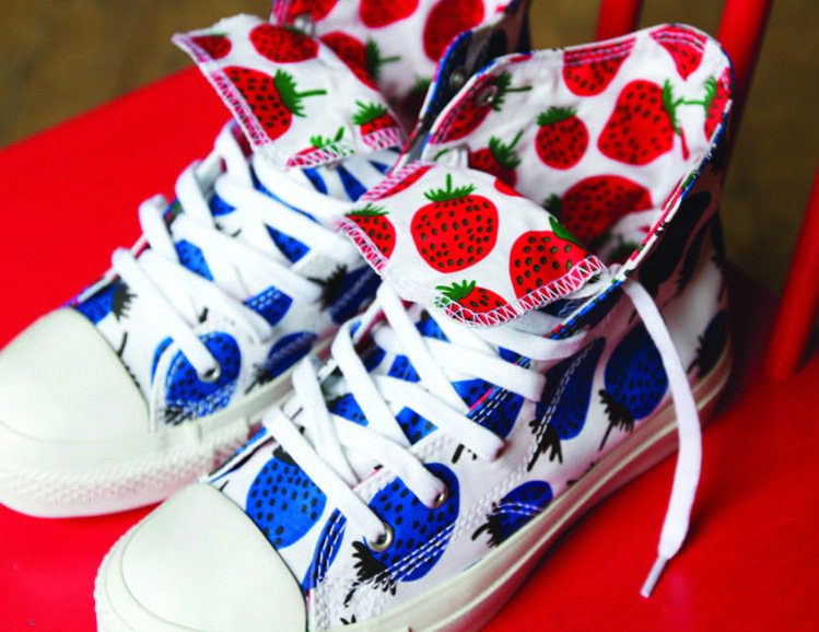 CONVERSE聯名芬蘭印花品牌Marimekko，運用紅、藍草莓增添甜美感。圖／CONVERSE提供