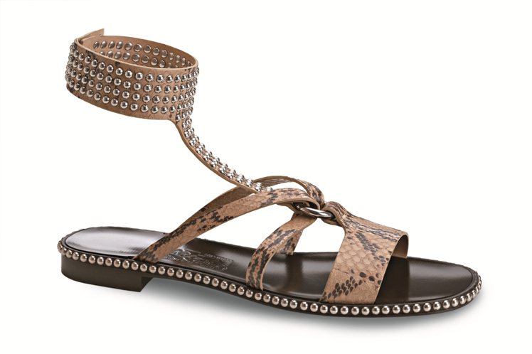 Ferragamo駝色鉚釘羅馬鞋，33,900元。圖／Ferragamo提供
