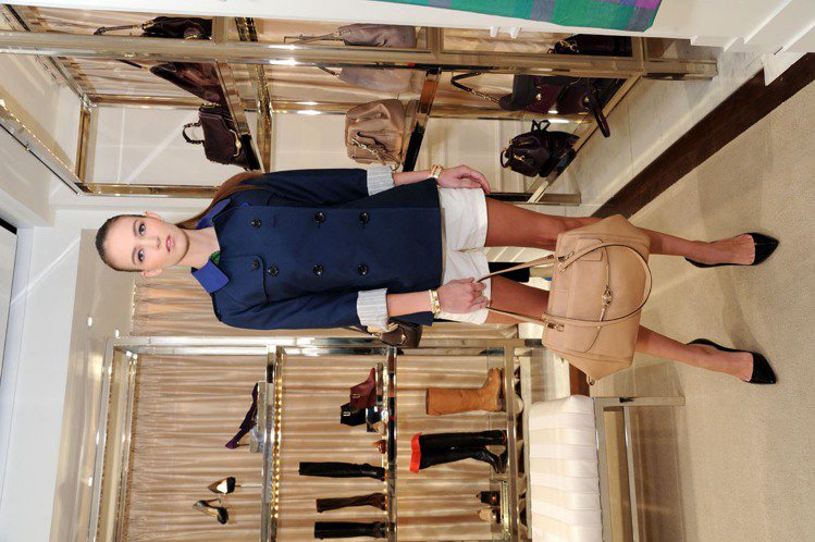 COACH2013早秋女裝以風衣為基礎發展出結合皮革設計的新款，顏色更亮眼。圖／COACH提供