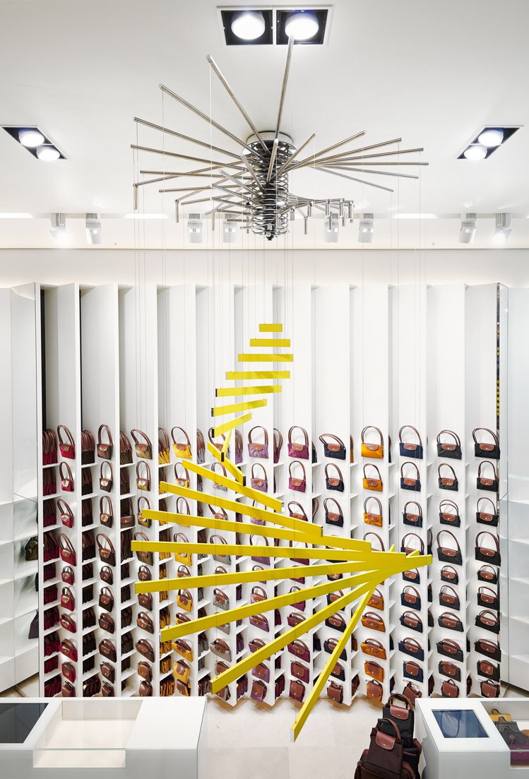 LONGCHAMP倫敦旗艦店「La Maison in Motion」內，懸掛倫敦Troika設計工作室特地打造的藝術作品。圖／LONGCHAMP提供