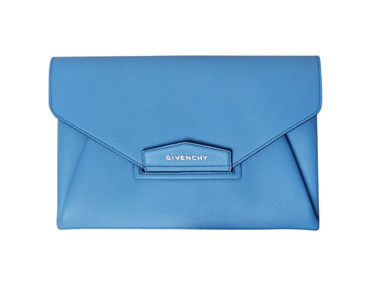 GIVENCHY的Antigona藍色信封手拿包。圖／GIVENCHY提供