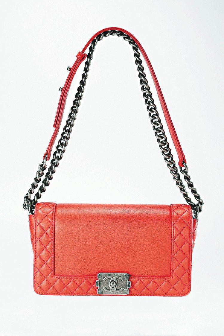 紅色小羊皮Boy Chanel 包，129,500元。圖／CHANEL提供