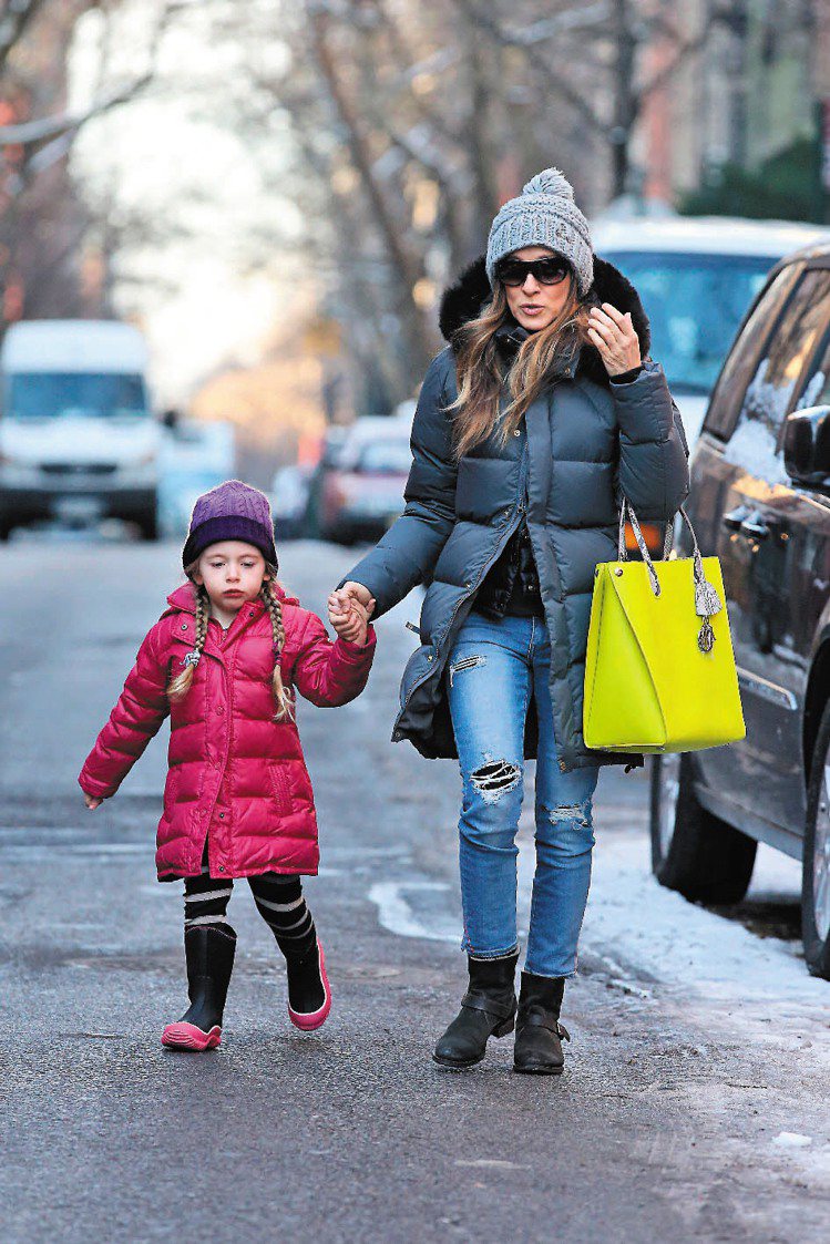 莎拉潔西卡派克帶女兒壓馬路拎Dior Addict包，輕便造型因包而有型。圖／Dior提供