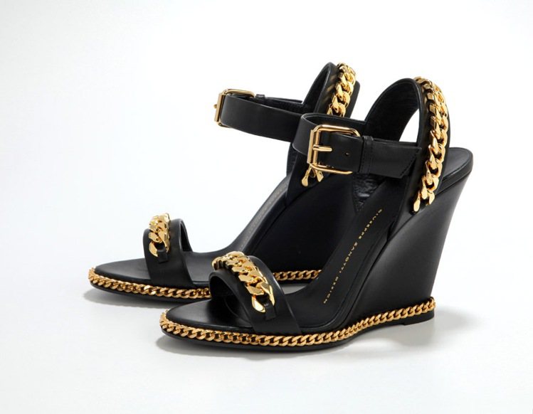 Giuseppe Zanotti Design金屬鍊帶裝飾黑色楔型鞋、42,800元。圖／Giuseppe Zanotti Design提供