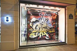 香奈兒為潮流後背包，在巴黎Colette概念店打造專屬櫥窗。圖／香奈兒提供