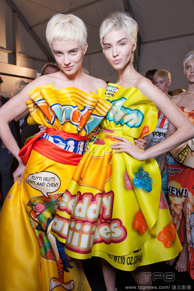 除了包包之外，MOSCHINO還推出糖果紙洋裝。圖／達志影像