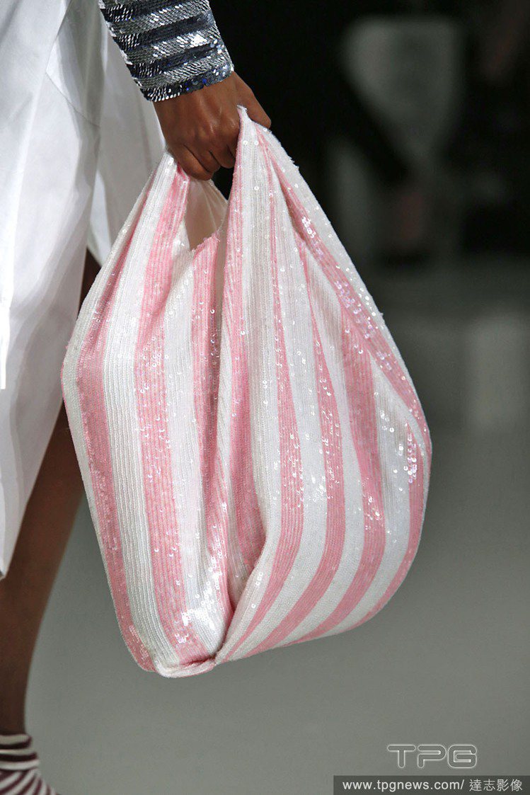 Ashish 用珠片裝飾打造紅白、藍白條紋提袋以及印有多款商標的造型提袋，讓擁有塑膠袋形狀的包款透出小小奢華感。圖／達志影像