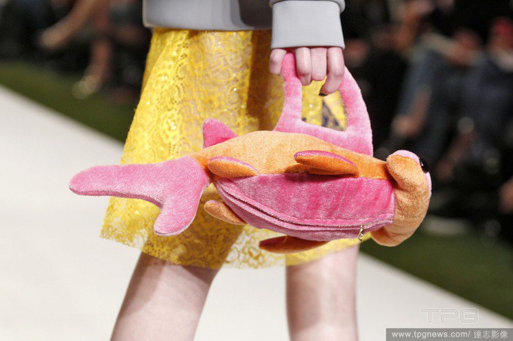 Fashion East金魚、鯊魚小包包則完全以填充玩具的樣子呈現。圖／達志影像