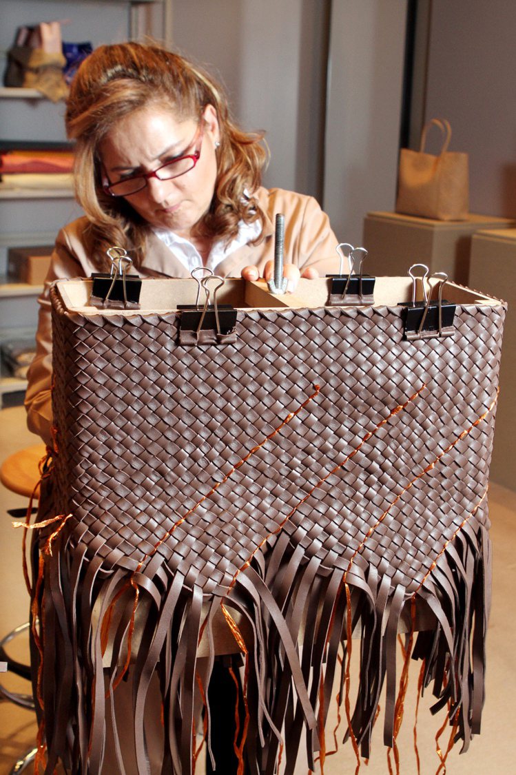 BOTTEGA VENETA 在BELLAVITA專賣店展示編織包製作過程，讓消費者了解BOTTEGA VENETA對編織包的用心。記者蘇健忠／攝影